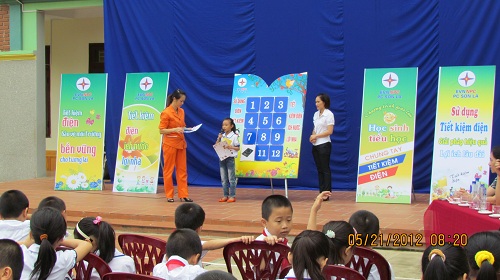 Đoàn thanh niên PCSL tuyên truyền tiết kiệm điện.