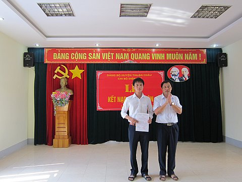 Chi bộ Điện lực Thuận Châu tổ chức lễ kết nạp Đảng viên mới