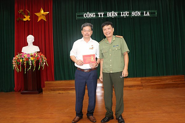 Giám đốc PC Sơn La nhận Kỷ niệm chương vì sự nghiệp “Bảo vệ an ninh Tổ quốc”