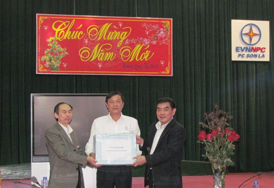 Lãnh đạo Ủy ban dân tộc Chính Phủ thăm và chúc tết Công ty Điện lực Sơn La 