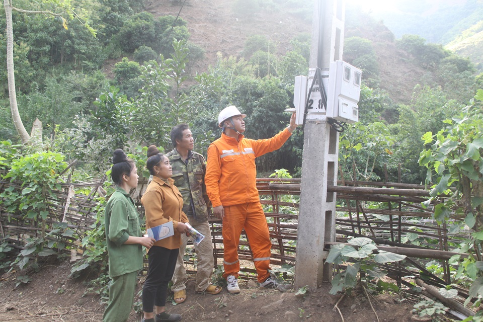 Bản vùng cao bừng sáng ánh điện
