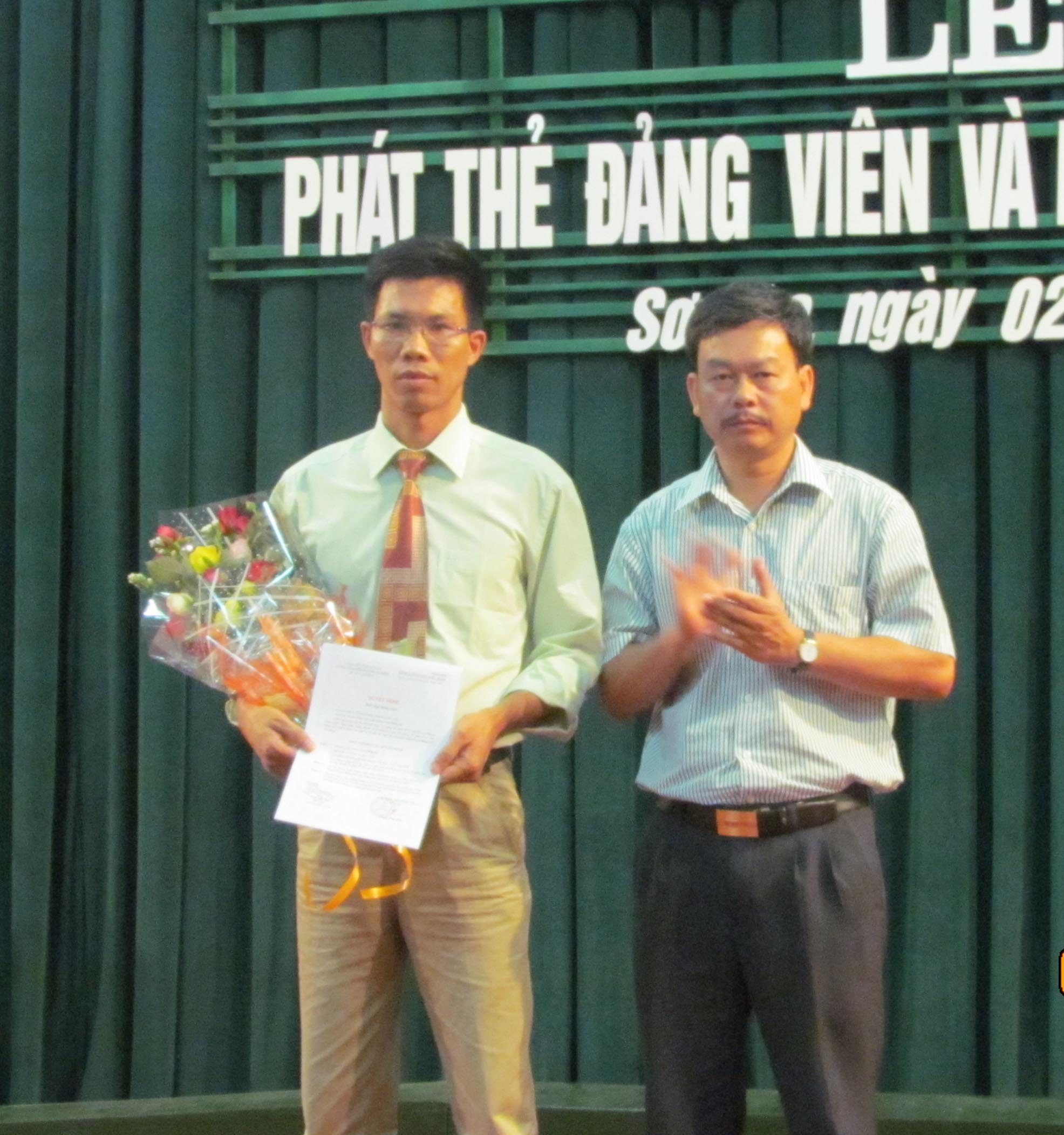 Chi bộ Phòng KDĐN kết nạp đảng viên mới 