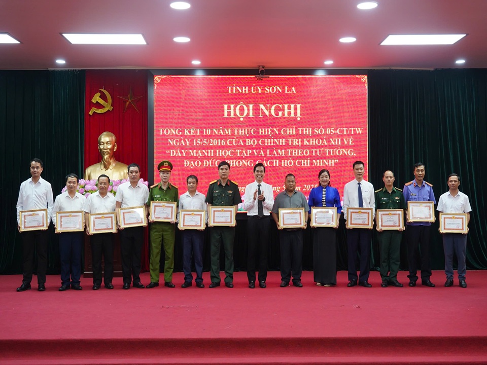 Đảng bộ Công ty Điện lực Sơn La được Tỉnh ủy khen thưởng vì thành tích học tập và làm theo Bác