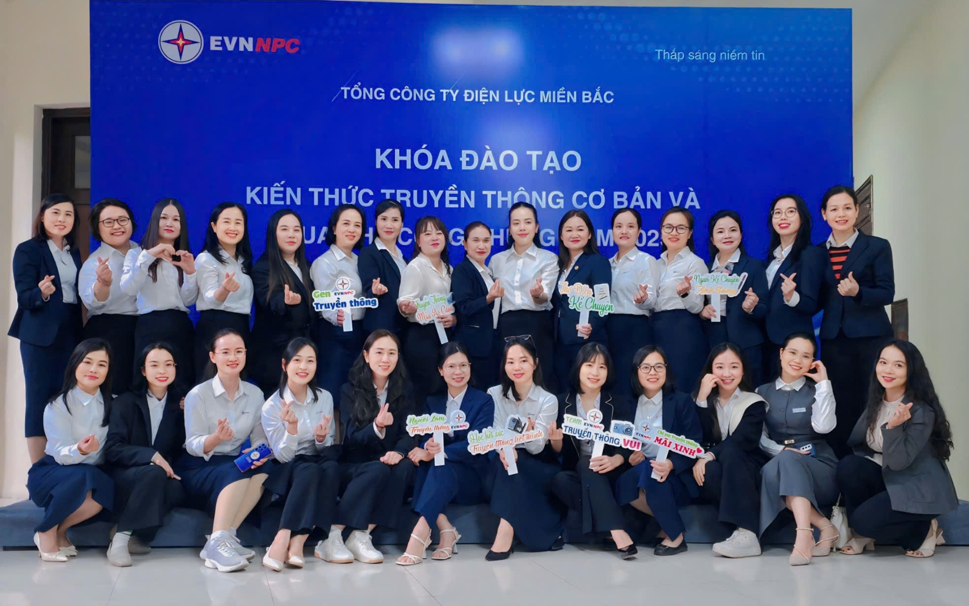 Lặng thầm phía sau ống kính: Tri ân những "phóng viên áo cam" cống hiến vì dòng điện