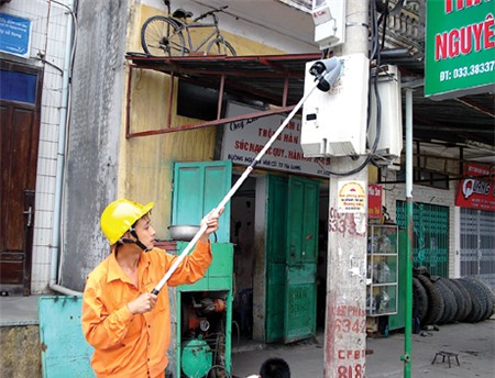 Dụng cụ đọc chỉ số công tơ điện - Sáng kiến kỹ thuật của người công nhân đất mỏ