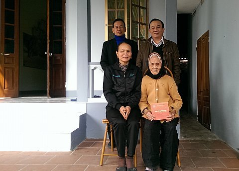 Công đoàn PC Sơn La thăm và chúc Tết
gia đình chính sách, người có công 
