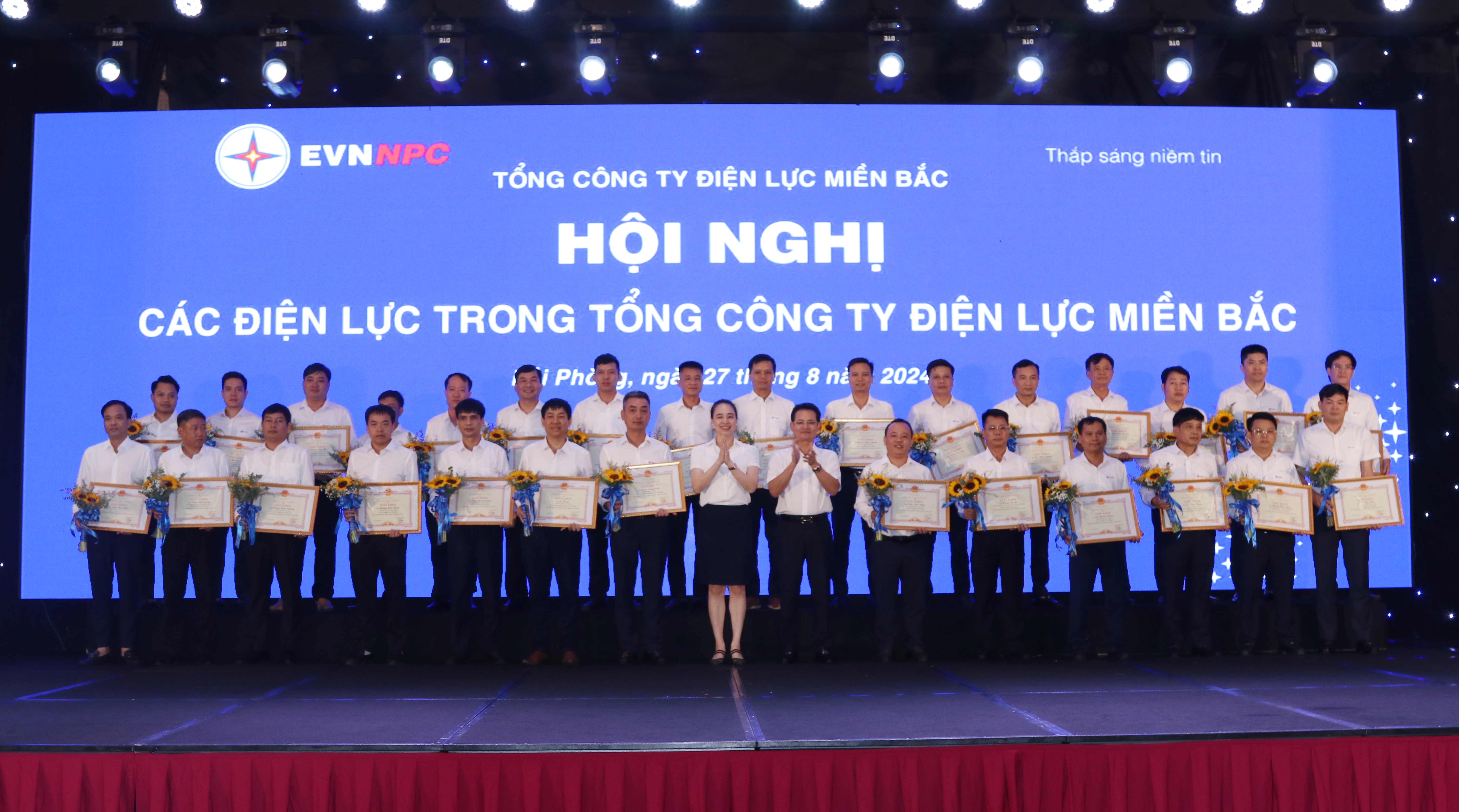 261 Điện lực trong EVNNPC đang thực hiện tốt sứ mệnh “Cung ứng điện an toàn, ổn định và liên tục, phục vụ đắc lực sự nghiệp phát triển KT-XH tại 27 tỉnh, thành phố khu vực phía Bắc”