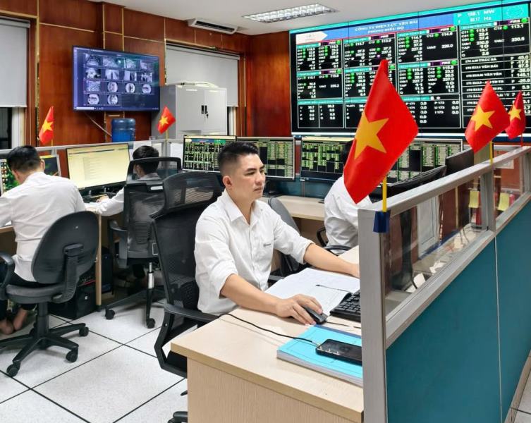 EVNNPC quyết tâm giữ vững dòng điện tỏa sáng, để mỗi khoảnh khắc của kỳ nghỉ Lễ thêm trọn niềm vui