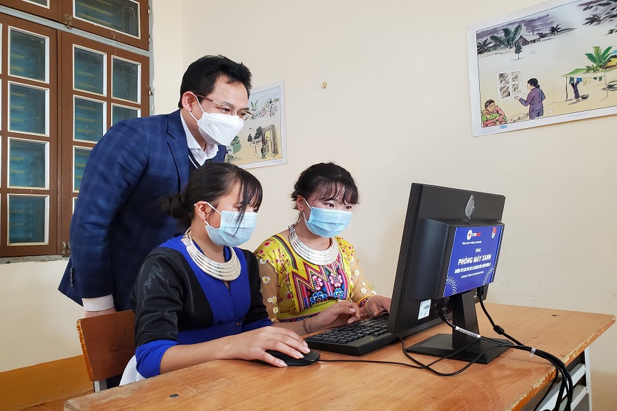 Phóng sự truyền hình: Máy tính học đường cho học sinh vùng cao