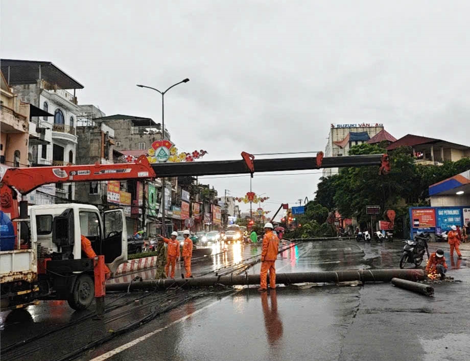 CBCNV Tổng công ty Điện lực miền Bắc hối hả khắc phục sự cố do giông lốc