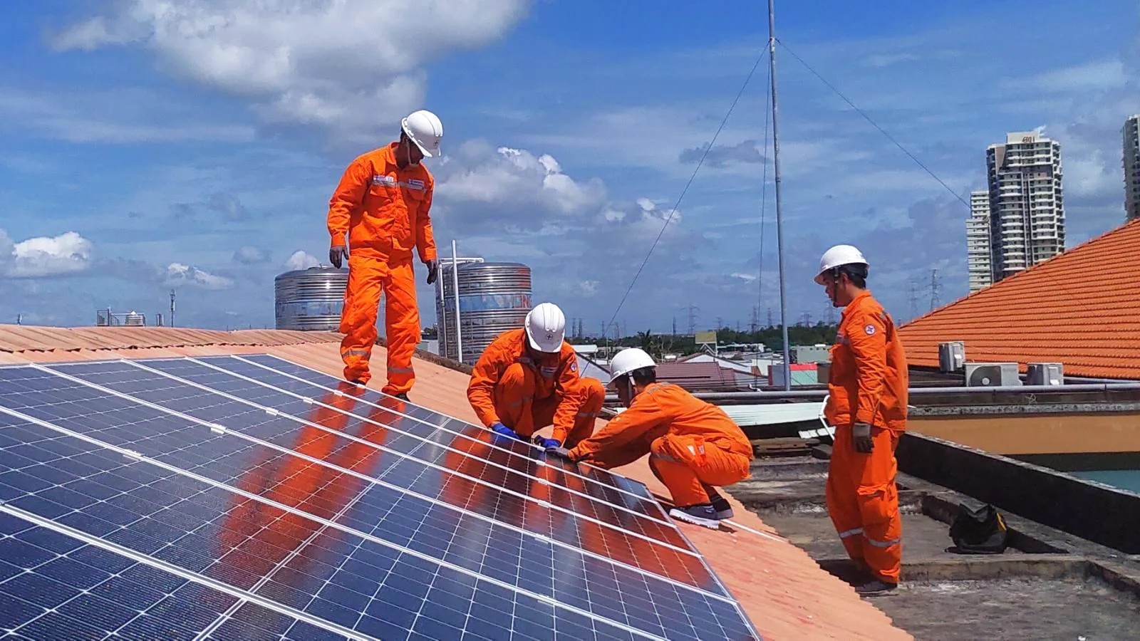 EVNNPC bảo đảm nguồn điện ổn định trong mùa cao điểm nắng nóng