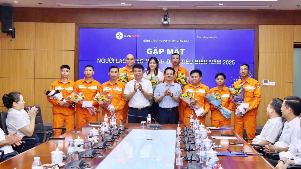 EVNNPC vinh danh 26 người lao động tiêu biểu ngành điện năm 2025