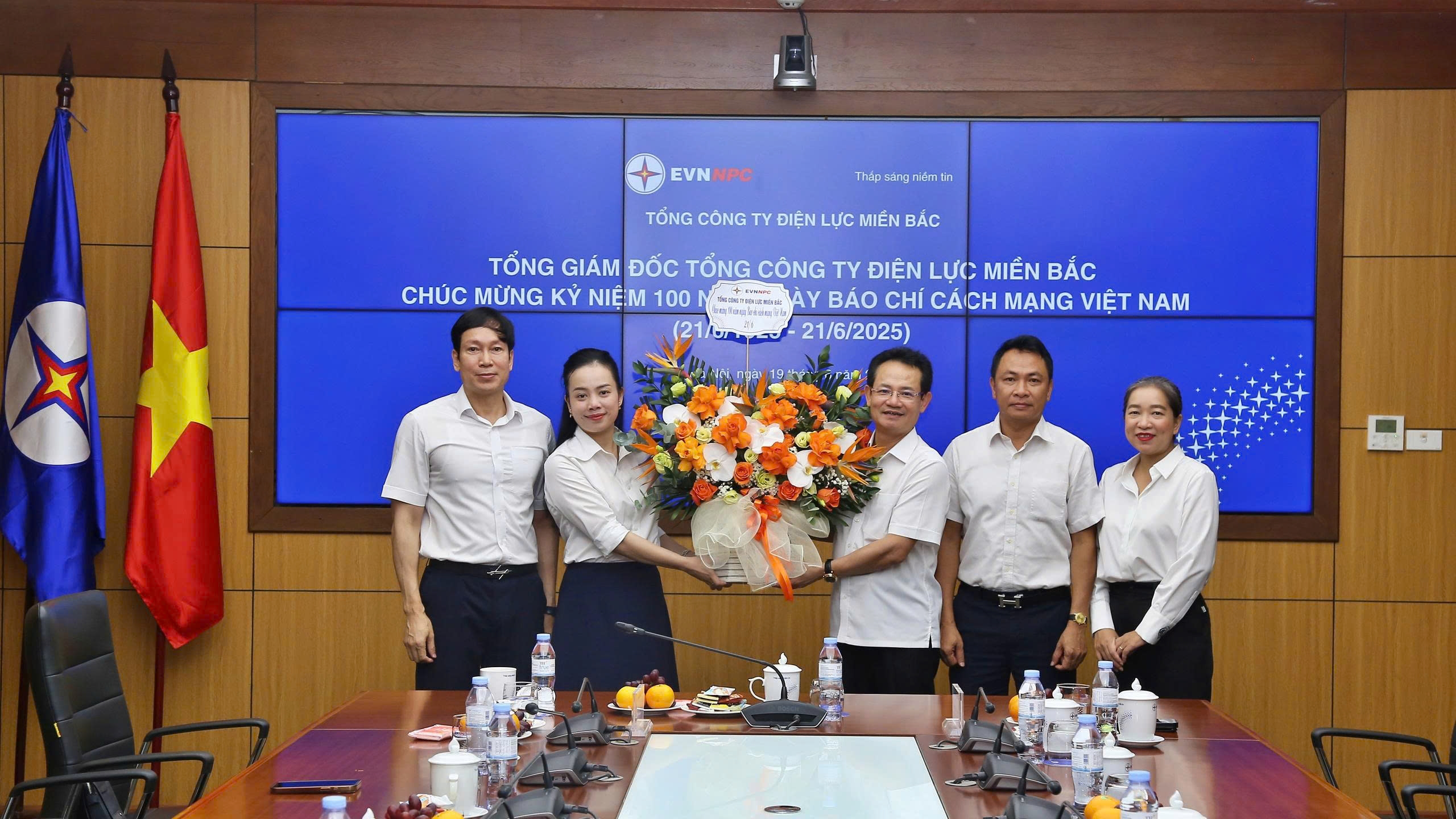 Tổng Giám đốc Nguyễn Đức Thiện gặp mặt cán bộ Ban Truyền thông nhân kỷ niệm 100 năm Ngày Báo chí Cách mạng Việt Nam (21/6/1925-21/6/2025)