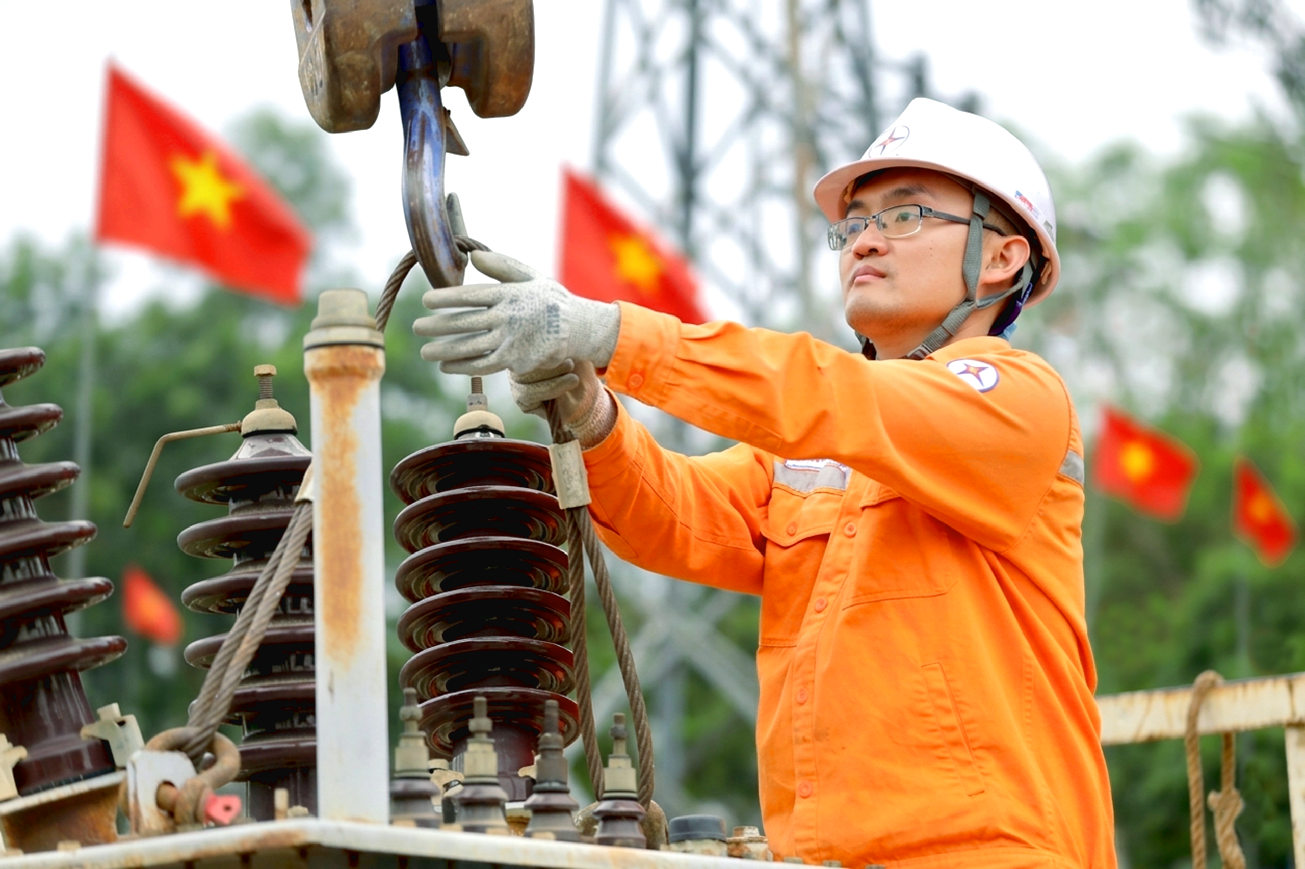 EVNNPC: Những ca trực thầm lặng giữ sáng dòng điện dịp Lễ 30/4 và 1/5