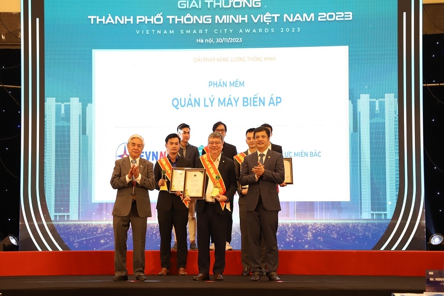 EVNNPC nhận Giải thưởng Các giải pháp công nghệ số phần mềm quản lý máy biến áp tại lễ trao giải Thành phố thông minh Việt Nam 2023