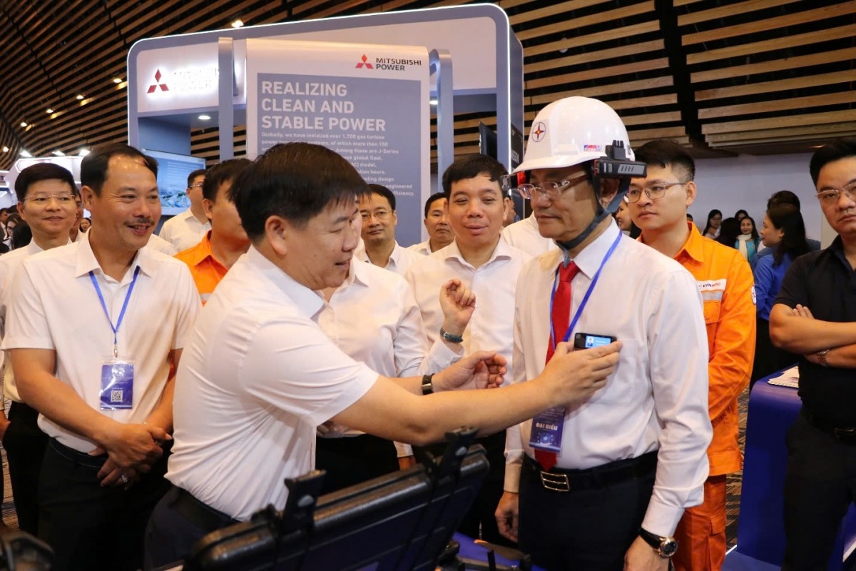 Lời chào năm mới từ những người giữ dòng điện miền Bắc