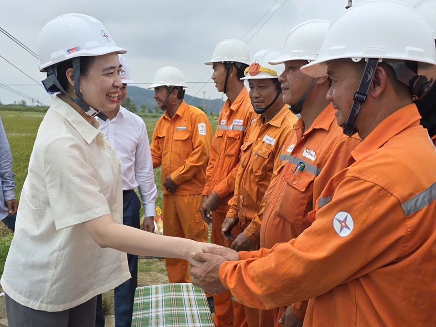 Chủ tịch HĐTV EVNNPC Đỗ Nguyệt Ánh thăm và động viên người lao động ngành Điện thực hiện nhiệm vụ khắc phục sự cố lưới điện sau bão số 5