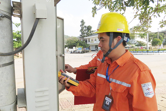 Người công nhân điện lực tận tâm với nghề