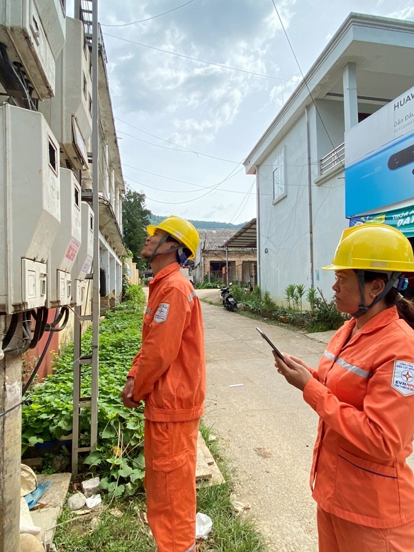 “CHỊ GÁI CẢ”