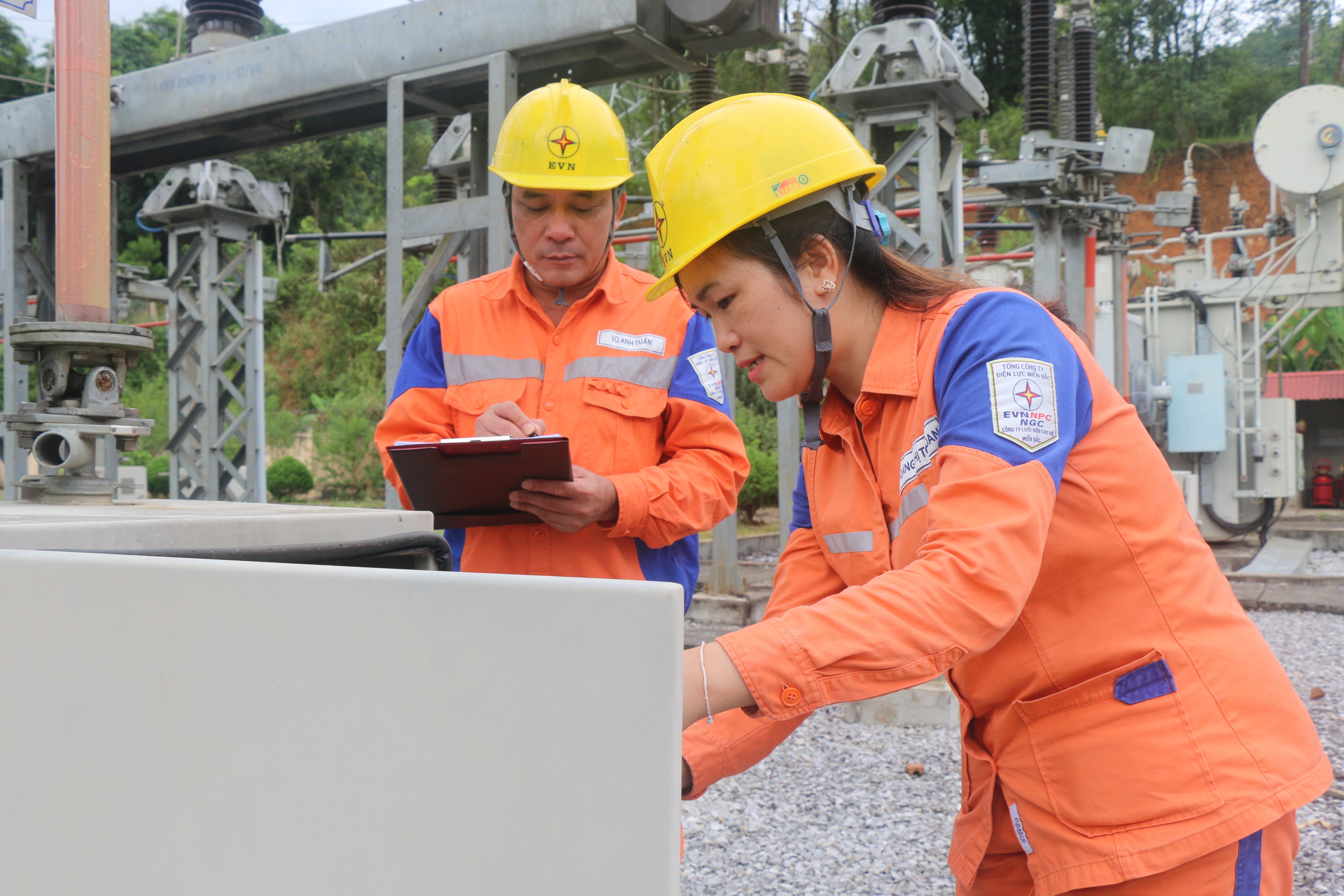 Vẻ đẹp nữ thợ điện "cao thế"