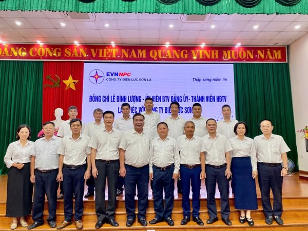 Ông Lê Đình Lượng - Thành viên Hội đồng thành viên EVNNPC làm việc với Công ty Điện lực Sơn La