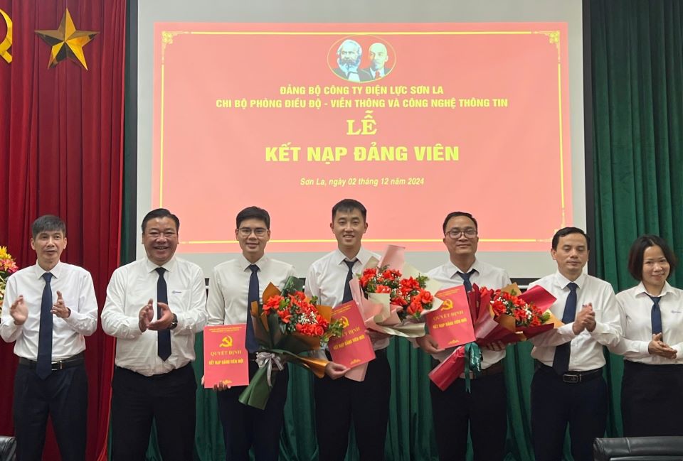 Chi bộ Phòng Điều độ - Viễn thông và Công nghệ thông tin tổ chức lễ kết nạp Đảng viên  