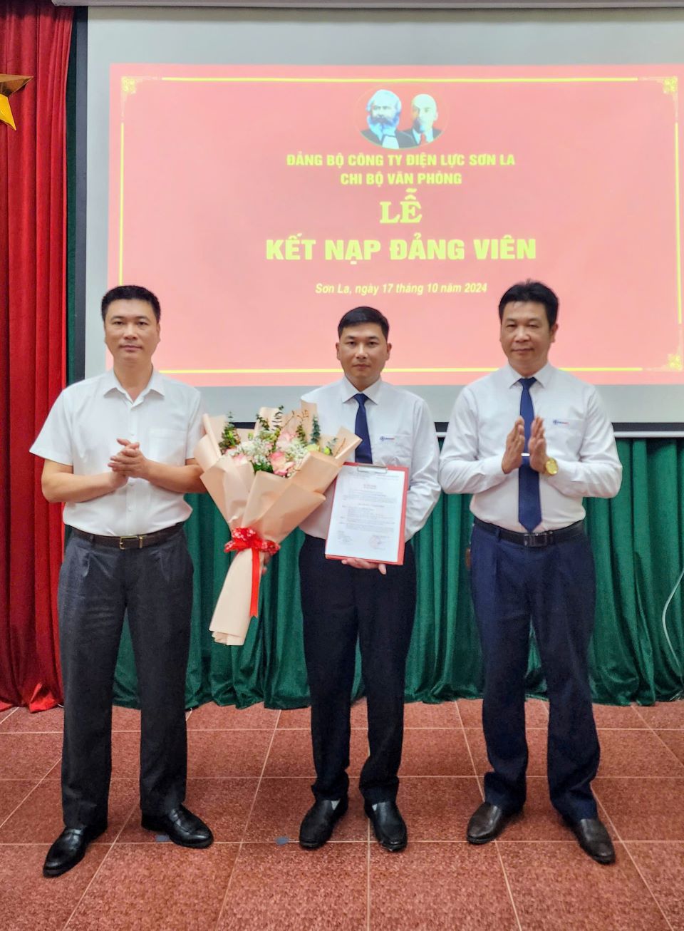Chi bộ Văn phòng kết nạp đảng viên   