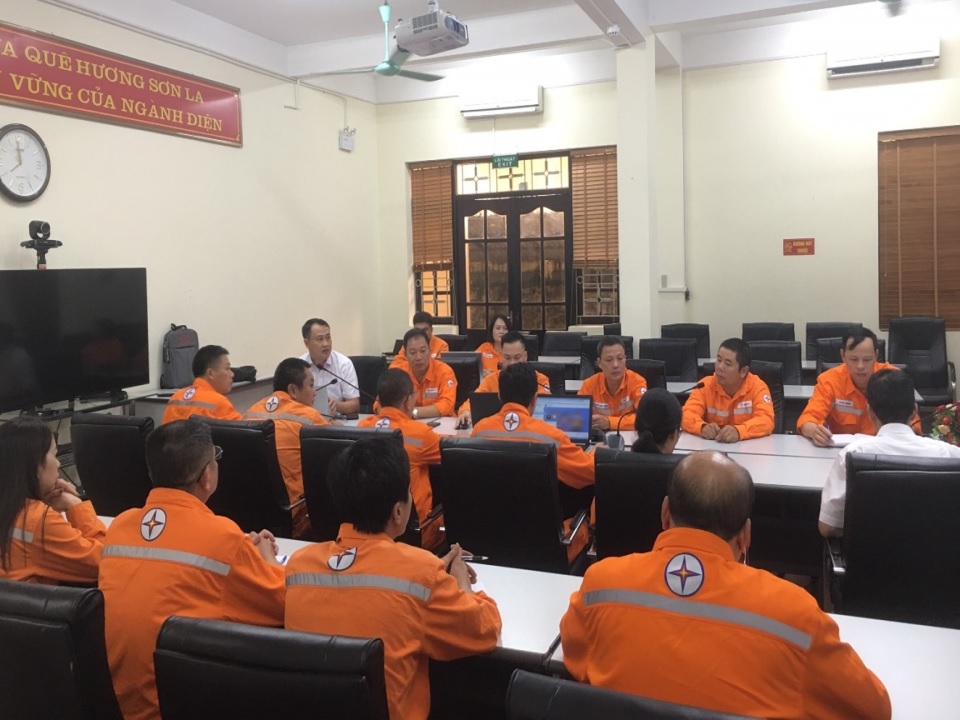 Tập huấn công tác vận hành cho đội ngũ trực vận hành tại các điện lực