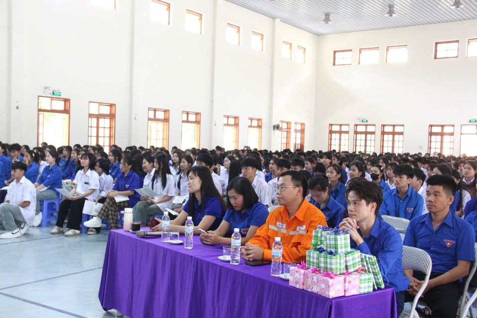 Tuyên truyền sử dụng điện an toàn cho học sinh Trường Phổ thông dân tộc nội trú tỉnh