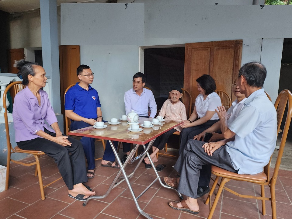 PC Sơn La thăm, tặng quà mẹ Việt Nam anh hùng và các gia đình chính sách nhân kỷ niệm 76 năm Ngày Thương binh, Liệt sĩ (27/7/1947-27/7/2023)