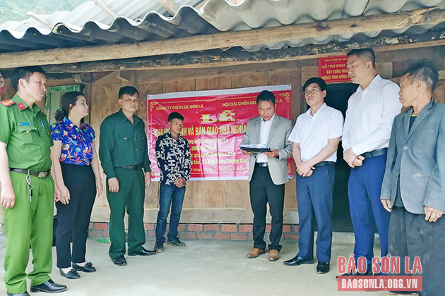Tin truyền hình: Bàn giao nhà "Nghĩa tình đồng đội" tại xã Xím Vàng