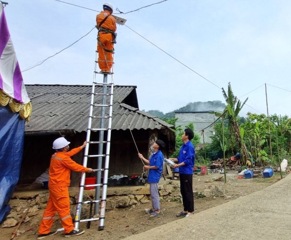 PC Sơn La và PC Cầu Giấy: Tặng công trình “Thắp sáng bản làng” và “Mái hiên cho em” tại xã Loóng Luông