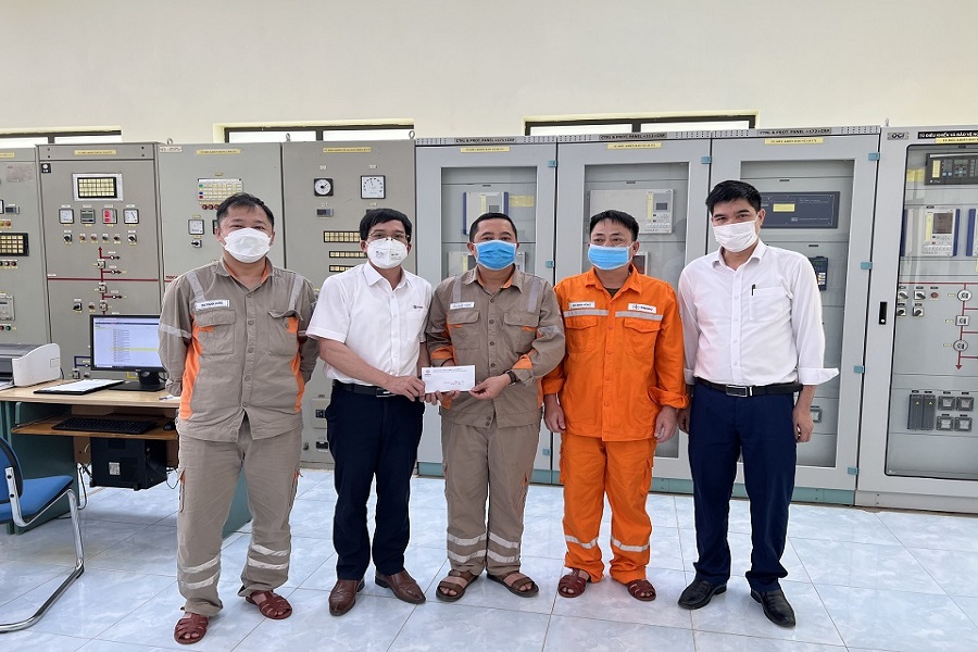 Chủ tịch Công đoàn PC Sơn La kiểm tra công tác phòng chống dịch tại Phù Yên, Mộc Châu