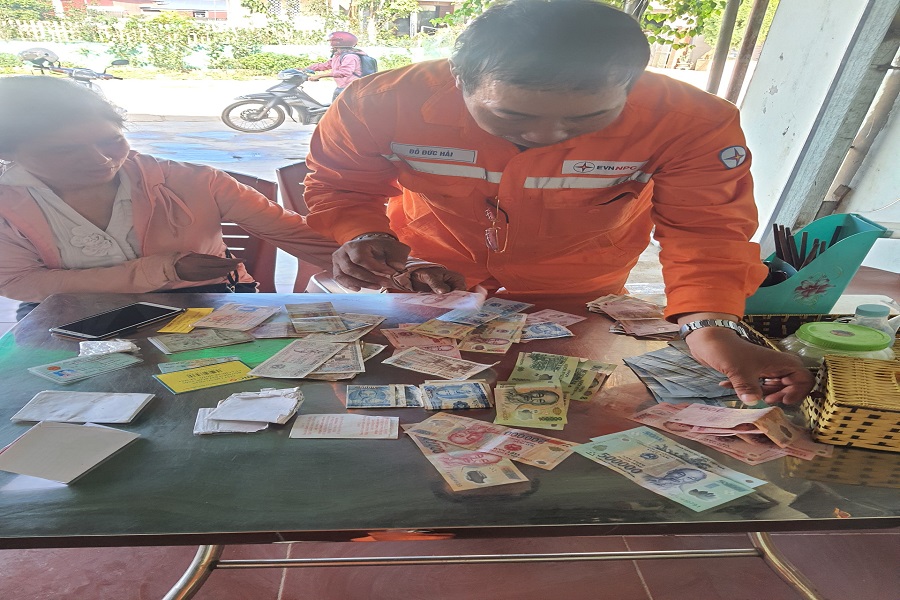 Công nhân Điện lực Mộc Châu nhặt được của rơi trả lại người mất