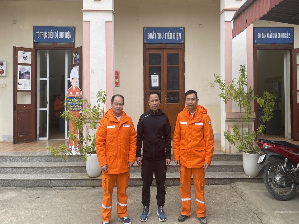 Công nhân Điện lực Phù Yên (PC Sơn La): Kịp thời chữa cháy giúp người dân