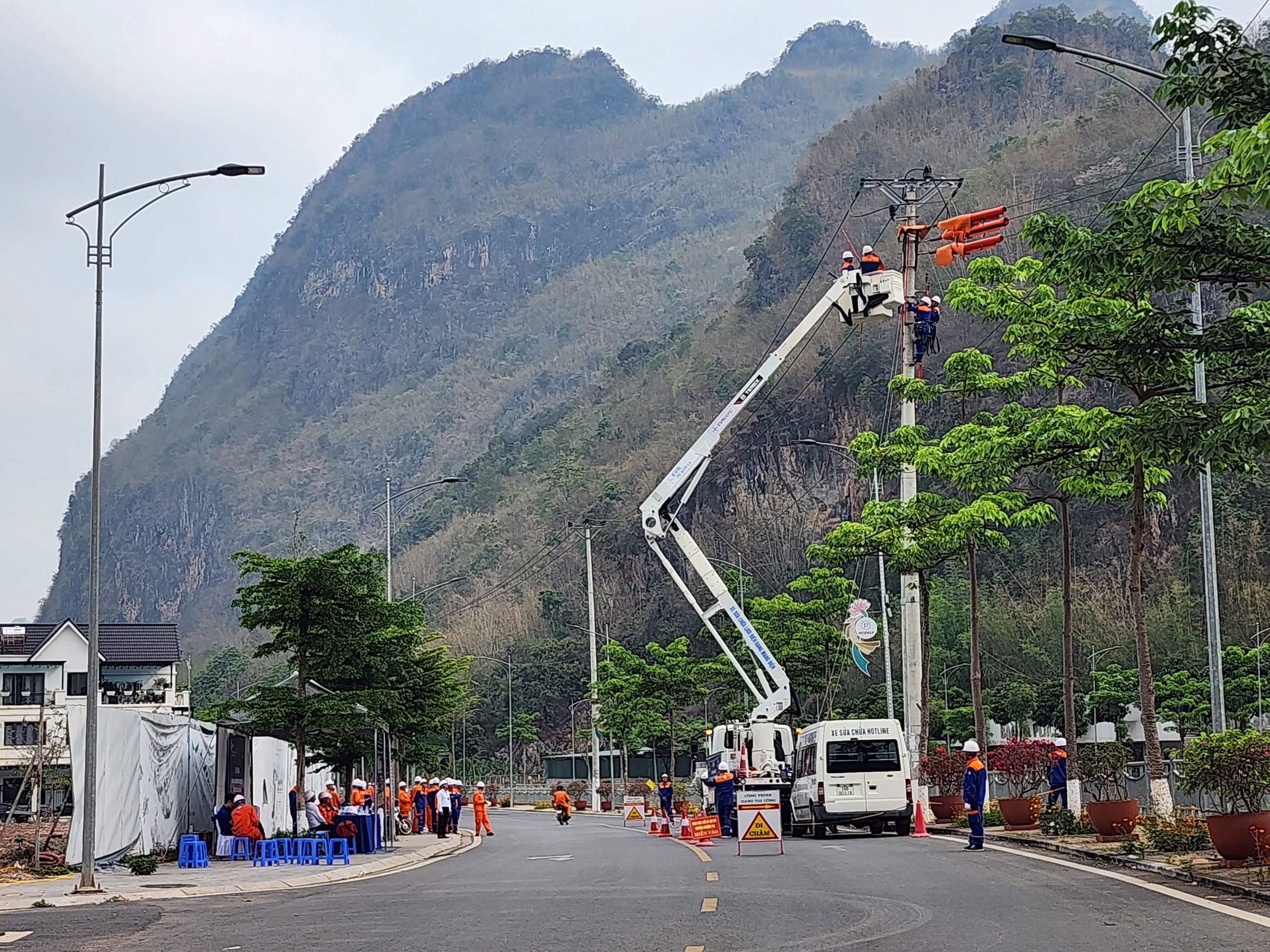 Tin truyền hình: Sát hạch công nhân thi công, sửa chữa hotline trên lưới điện 35kV