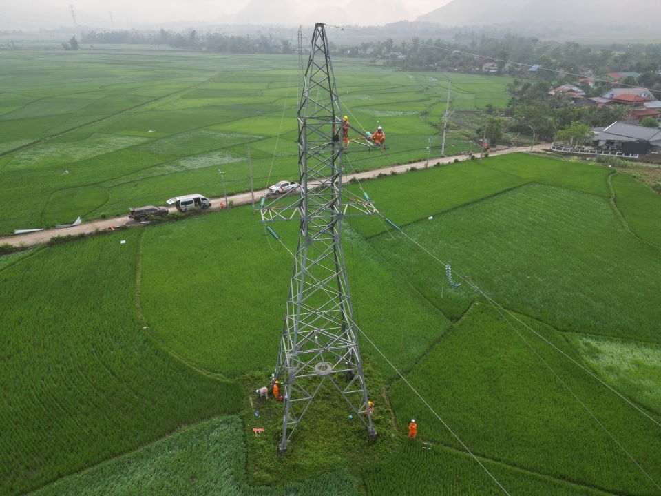 Khẩn trương khắc phục sự cố do giông, lốc