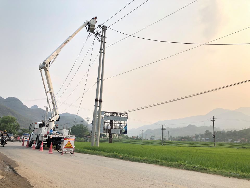 Tổng công ty Điện lực miền Bắc thông tin về tình hình khắc phục sự cố do mưa lớn và lốc xoáy kèm theo mưa tại một số tỉnh Sơn La, Yên Bái, Phú Thọ, Vĩnh Phúc đến 21h ngày 21/4/2024