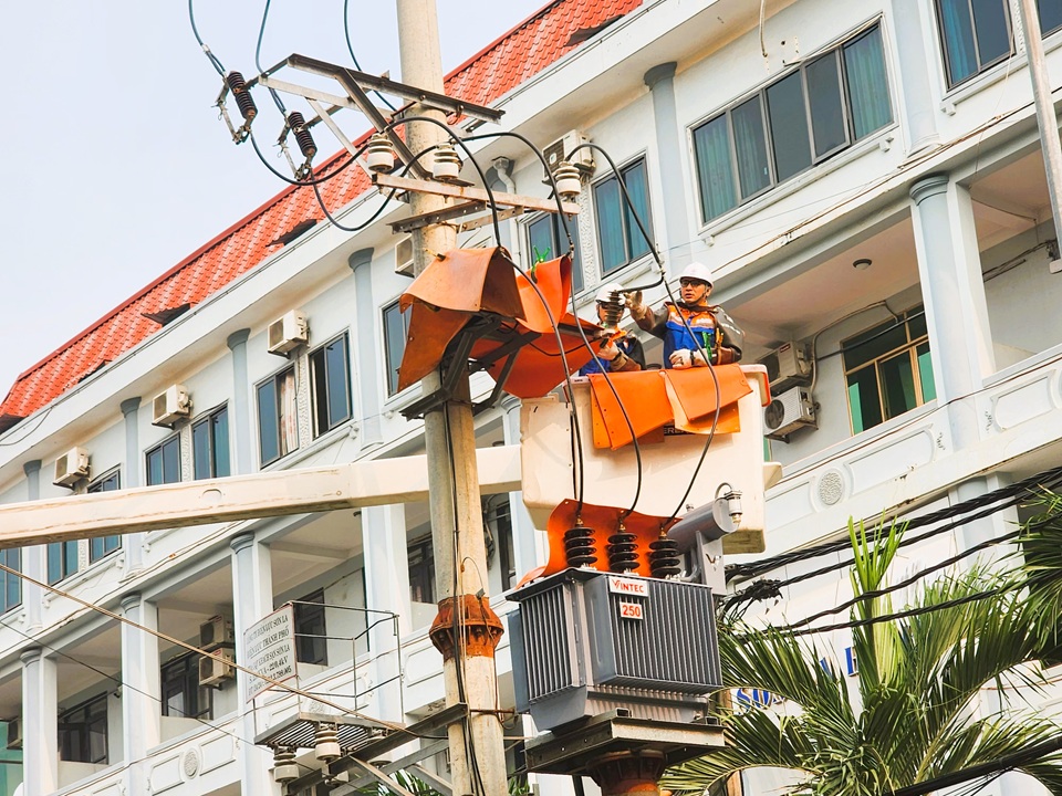 Cung ứng điện ổn định mùa nắng nóng