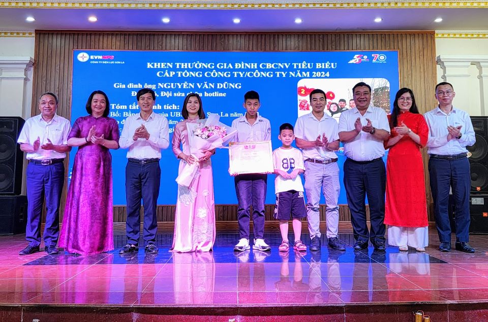 Tin truyền hình: PC Sơn La biểu dương Gia đình tiêu biểu và con CNVCLĐ năm 2024