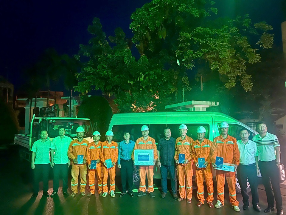 Xung kích Tổng công ty Điện lực miền Bắc đang nỗ lực từng giờ để cấp điện trở lại sớm nhất cho khách hàng