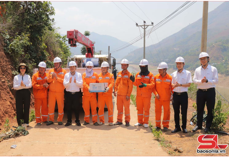 Công đoàn Công ty Điện lực Sơn La thăm hỏi, tặng quà công nhân làm việc trực tiếp trong thời tiết nắng nóng