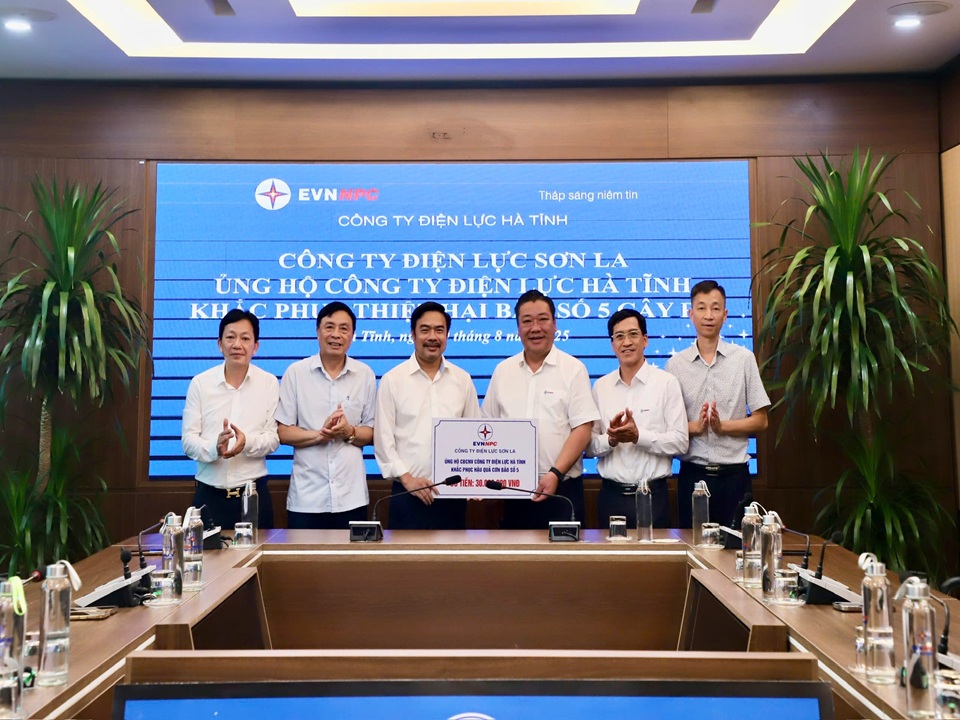 Công ty Điện lực Sơn La hỗ trợ Công ty Điện lực Nghệ An và Hà Tĩnh khắc phục hậu quả cơn bão số 5
