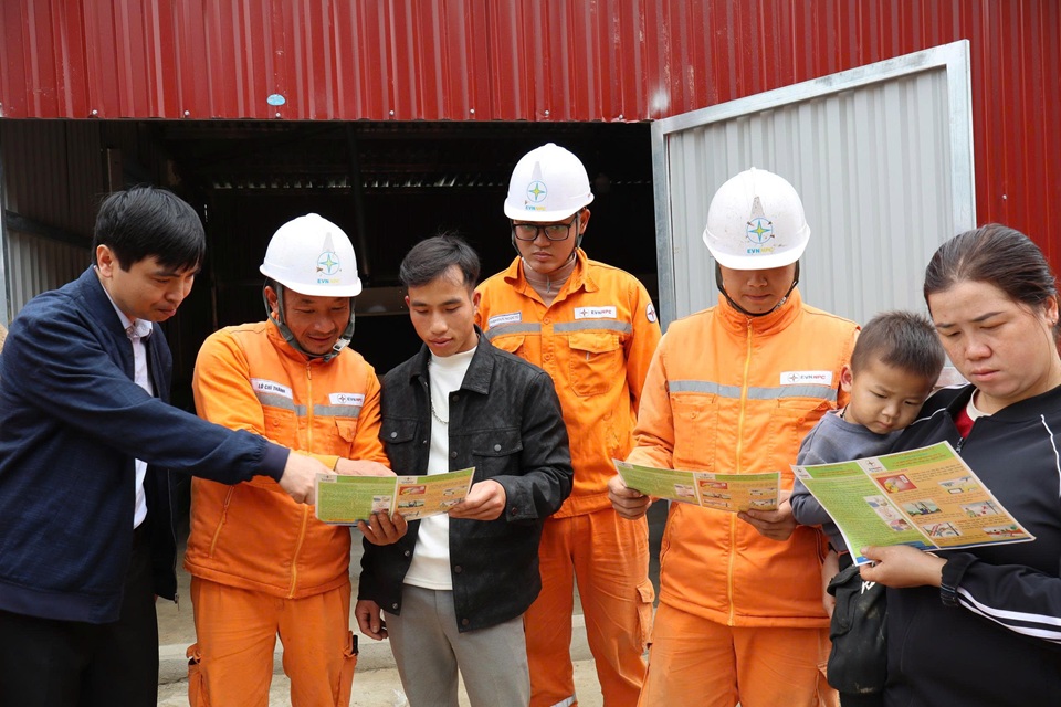 Sơn La đưa điện về bản vùng cao Pha Đin