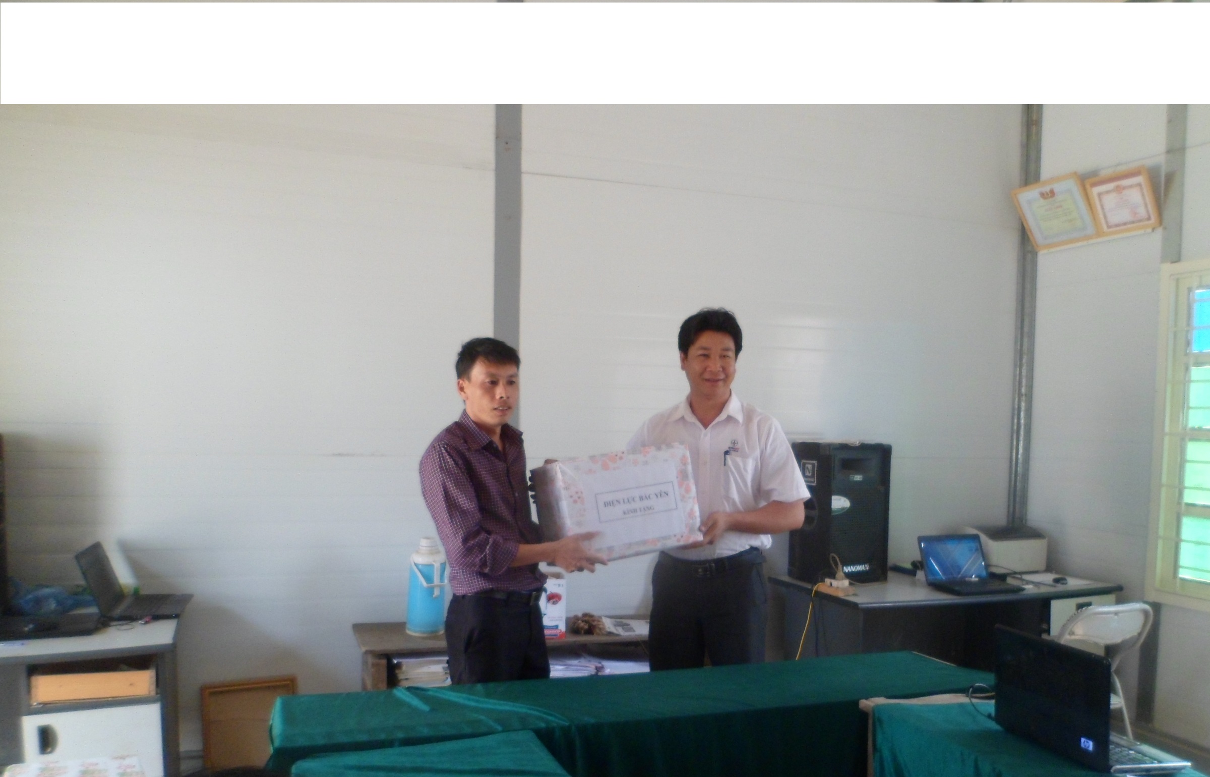 Điện lực Bắc Yên thăm và tặng quà Trường Tiểu học xã Háng Đồng