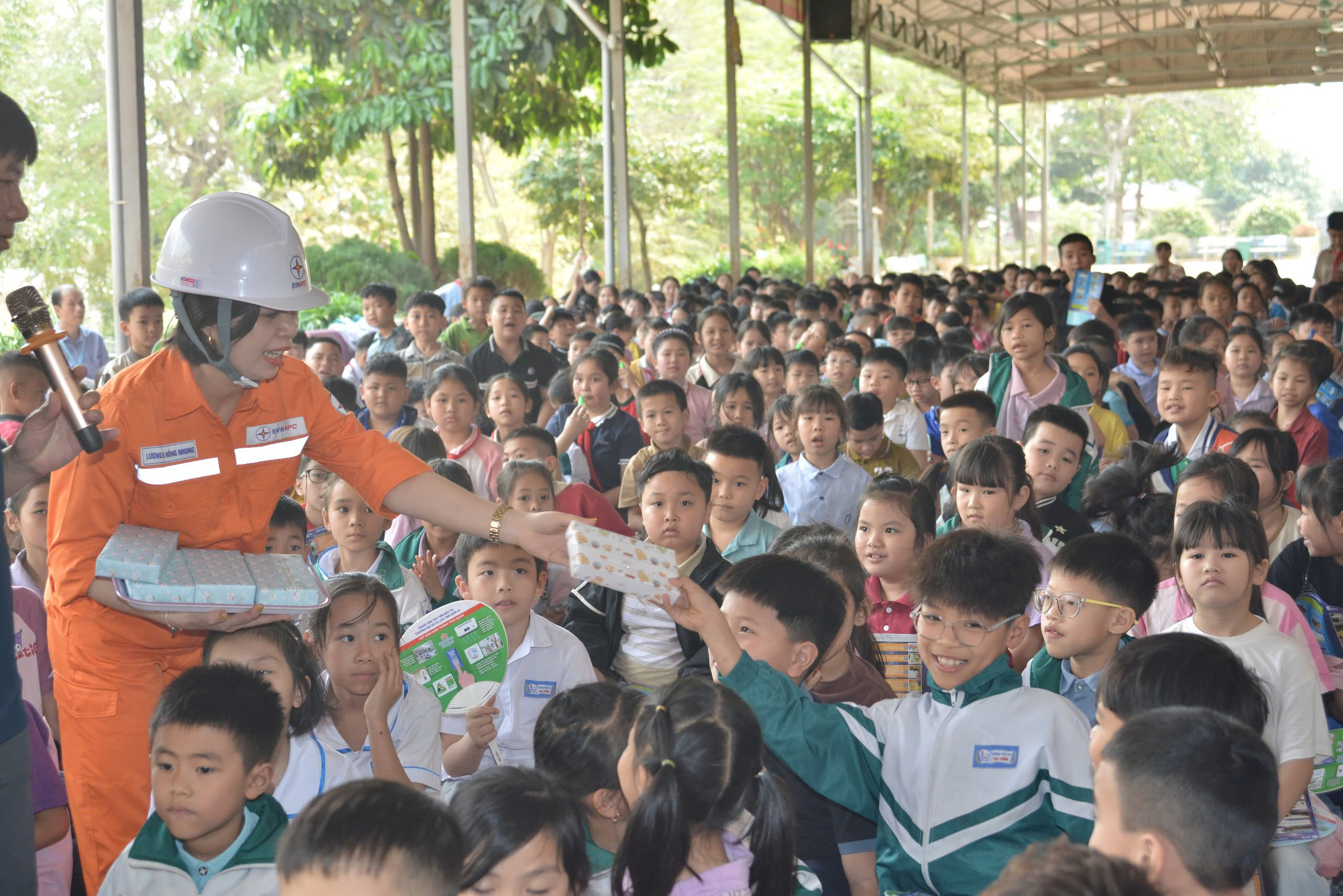 Vào mùa nắng nóng: Điện lực "đi từng ngõ, gõ từng nhà" tuyên truyền tiết kiệm điện