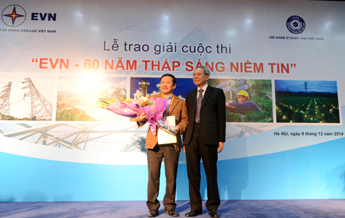 Trao giải cuộc thi và khai mạc triển lãm ảnh “EVN – 60 năm thắp sáng niềm tin”