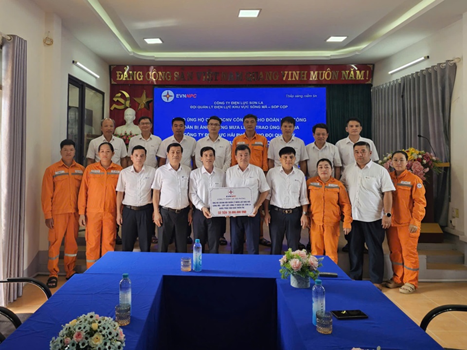 Công ty Điện lực Sơn La trao ủng hộ CBCNV khắc phục hậu quả mưa lũ