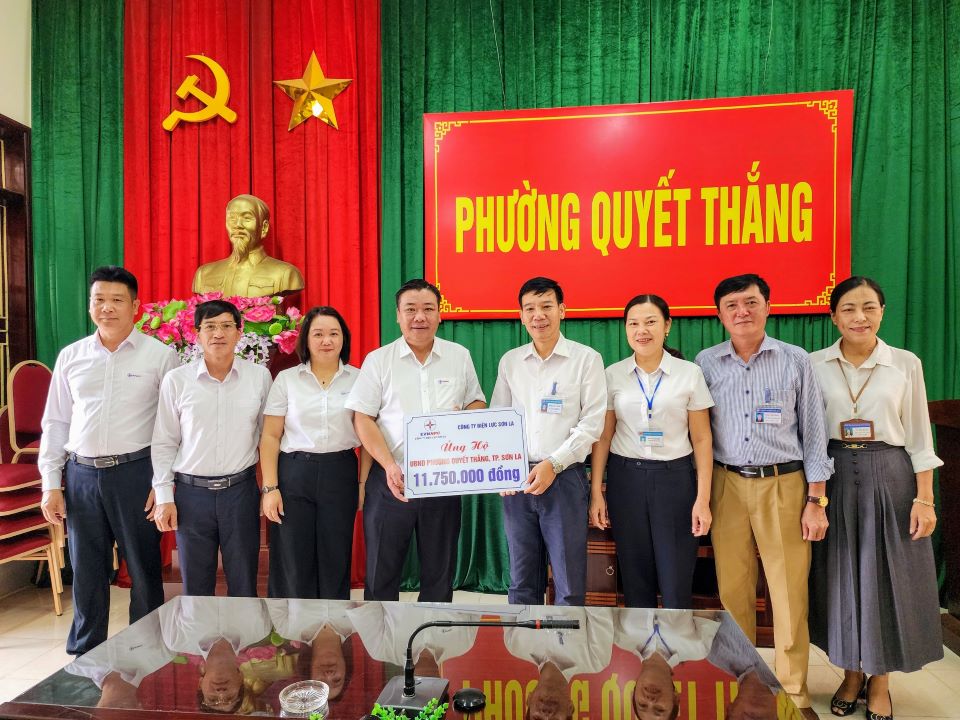 PC Sơn La: Trao 11.750.000 đồng và 02 bộ máy tính ủng hộ UBND phường Quyết Thắng