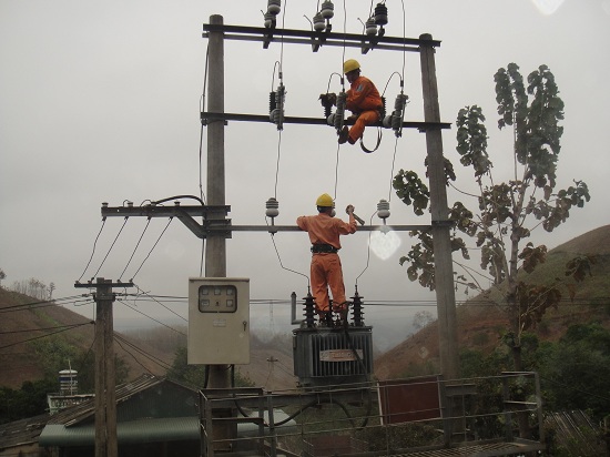 Điện lực Yên Châu triển khai công tác vệ sinh công nghiệp, kiểm tra thiết bị đảm bảo vận hành.